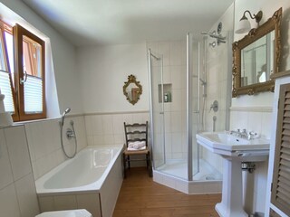 Badezimmer mit Dusche und Badewanne