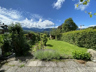 Terrasse und Garten mit Blick auf das Bergpanorama