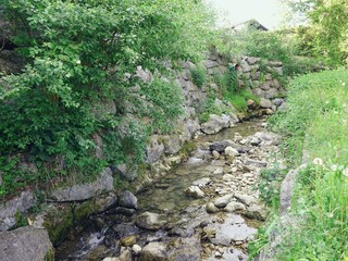 Bach "Juget" grenzt den Garten ein