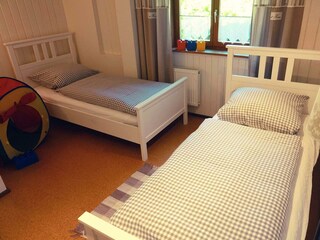 2 Betten plus Kinderbett