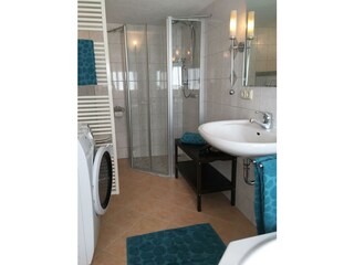 Badezimmer mit Waschtrockner