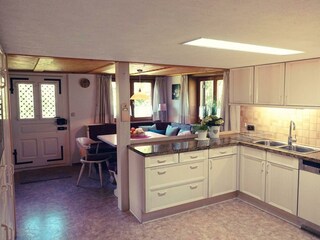 voll ausgestattete Küche und Essbereich