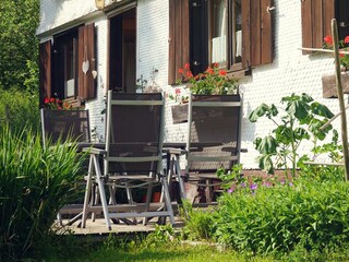 Terrasse mit Gartenmöbeln