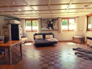 großes Wohnzimmer mit Kachelofen