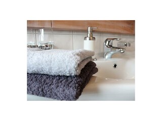 Bad mit schönen Holzmöbeln im modernen ShabbyChic