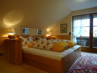 Elternschlafzimmer mit Westbalkon