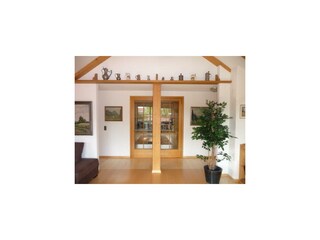 Wohnzimmer mit Zugang zur Küche