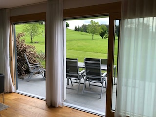 Blick auf die Terasse mit Garten