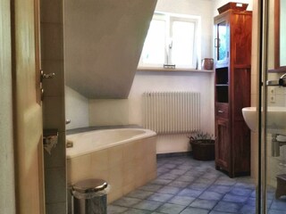 Bad mit Dusche/Badewanne und WC