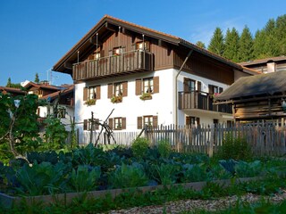 Hausansicht mit Garten 02