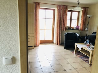 Wohnzimmer mit Zugang zur Terrasse