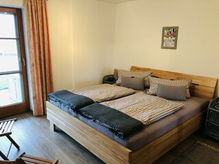 Schlafzimmer mit Zugang zur Terrasse