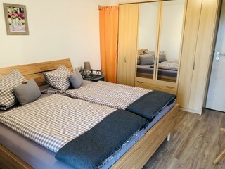 Schlafzimmer mit großen Kleiderschrank