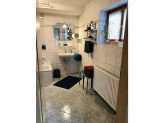 Großes Badezimmer mit Fenster