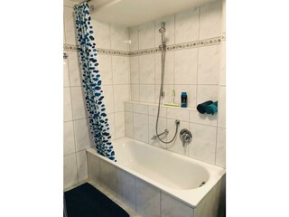 Badezimmer mit Badewanne