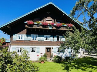 Balkone re. u. Mitte Morgensonne, li. Bergnest