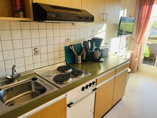 Küchenzeile, Kühlschrank, Herd und Backofen