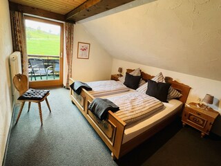 Schlafzimmer mit Balkonzugang