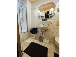 Badezimmer mit Dusche