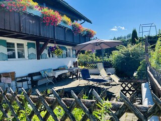 Große Sonnenterrasse - Holzkohlegrill vorhanden