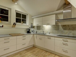 Küche mit großem Kochfeld und Spülmaschine