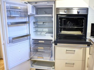 Großer Kühlschrank und hochgelagerter Herd