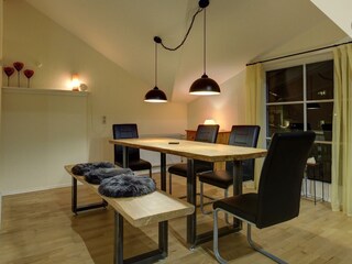 Esstisch mit reichlich Platz