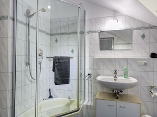 Großes Badezimmer (SZ2) mit Dusche und ...