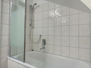 ... mit Dusche / Badewanne