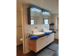 Bad mit Wanne und Dusche