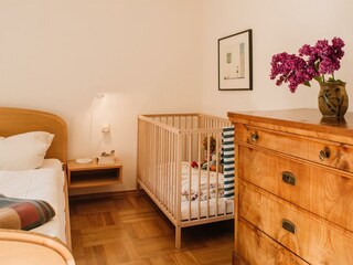 Schlafzimmer mit Kinderbett Hochparterre