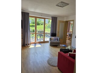 Wohnzimmer mit Aussicht in den Garten