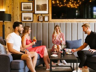 Cafe & Bar