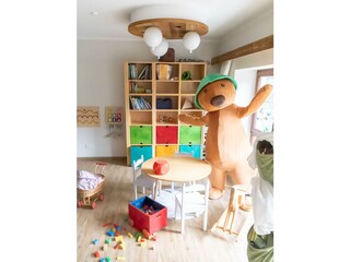 Toni wartet auf kleine Gäste