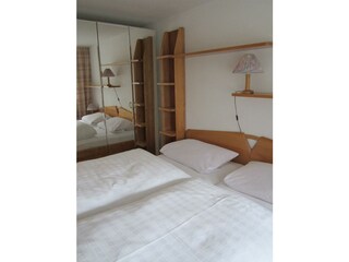 FeWo Schlafzimmer Regalwand