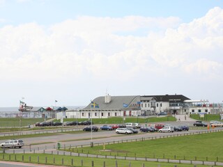 Sole-Wellenfreibad mit Grünbadestrand, Kinderspielhaus