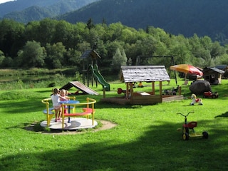 Spielplatz direkt am Haus