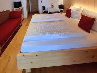 Schlafzimmer mit einem Zusatzbett