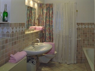 Das Bad mit Wanne und separater Dusche