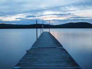 Schwimmsteg am Abend