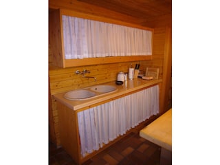 Spüle, Wasserkocher, Töpfe, Schüßeln, Pfannen,