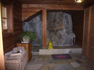 Naturfelsen im Vorraum