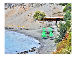 Strand mit Taverne  in der Nähe