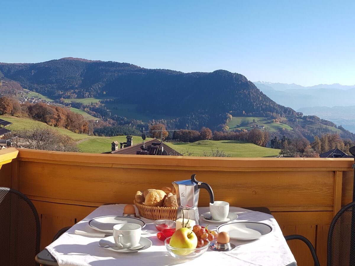 Frühstück am Balkon mit traumhafter Aussicht