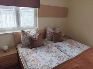 liebevoll eingerichtetes Schlafzimmer im 1. stock