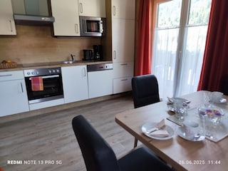 Wohnküche mit gemütlicher Atmosphäre und Sofa 1. Stock