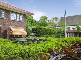 Sonterasse mit die Kirche im Hintergrund