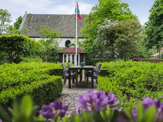 Sonterrasse mit Kirche im Hintergrund