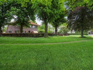 Von die Strasseseite (kleines park  mitten im Dorf)