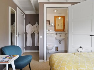 Bedroom with bathroom en-suite